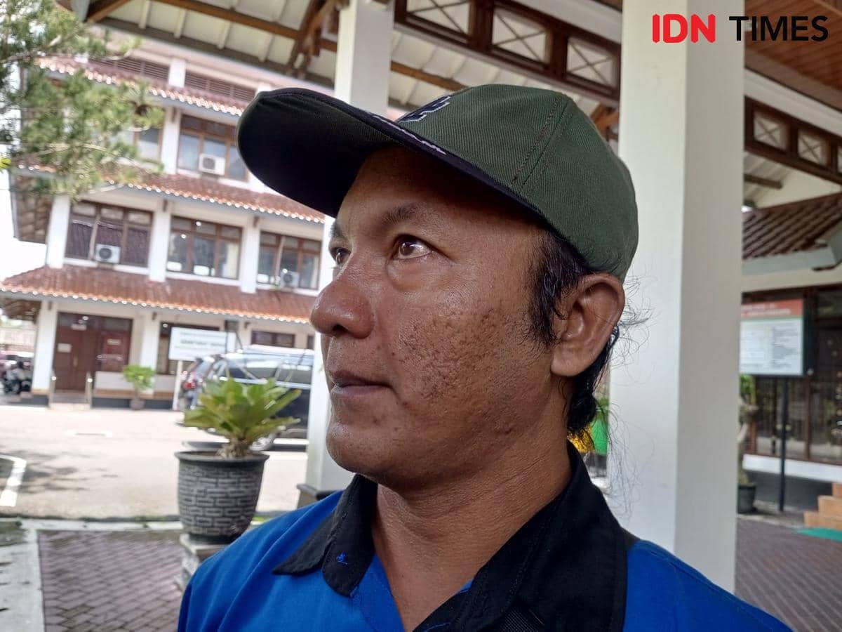 Ketua Desa Wisata Pantai Goa Cemara, Bayu Sujaka . (IDN Times/Daruwaskita)