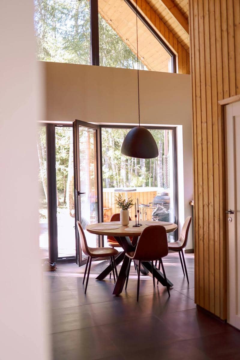 desain ruang makan dengan jendela