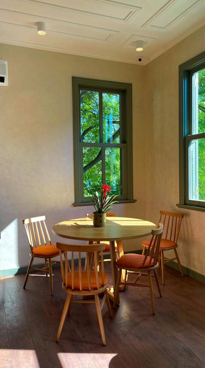 desain ruang makan dengan jendela