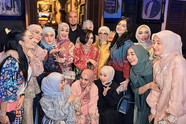 8 Potret Geng Artis Bukber di Restoran Ahmad Dhani, Undang Anak Yatim