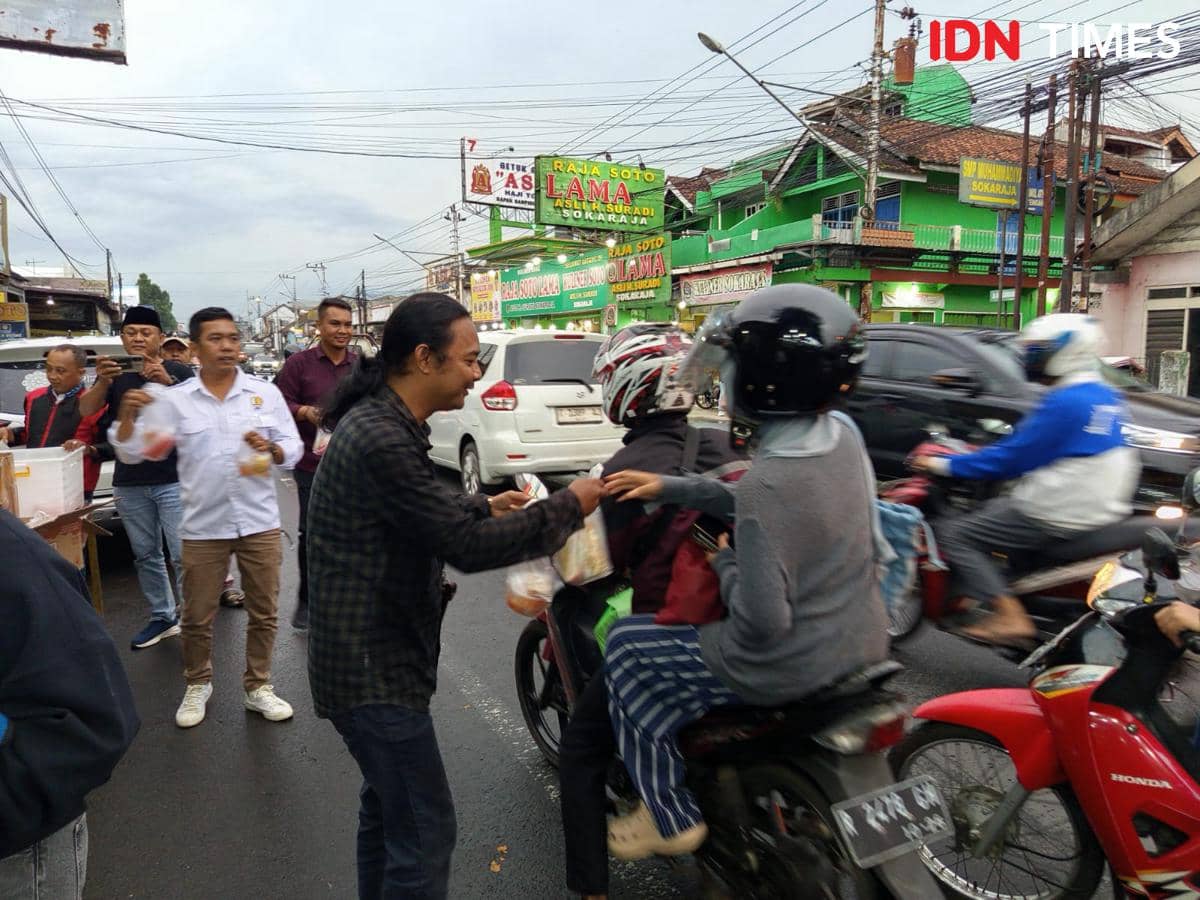 Kolaborasi Ormas Bagi Takjil untuk Warga Banyumas