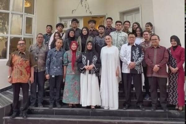 7 Potret Agnez Mo Hadiri Acara Buka Puasa di KJRI Dubai