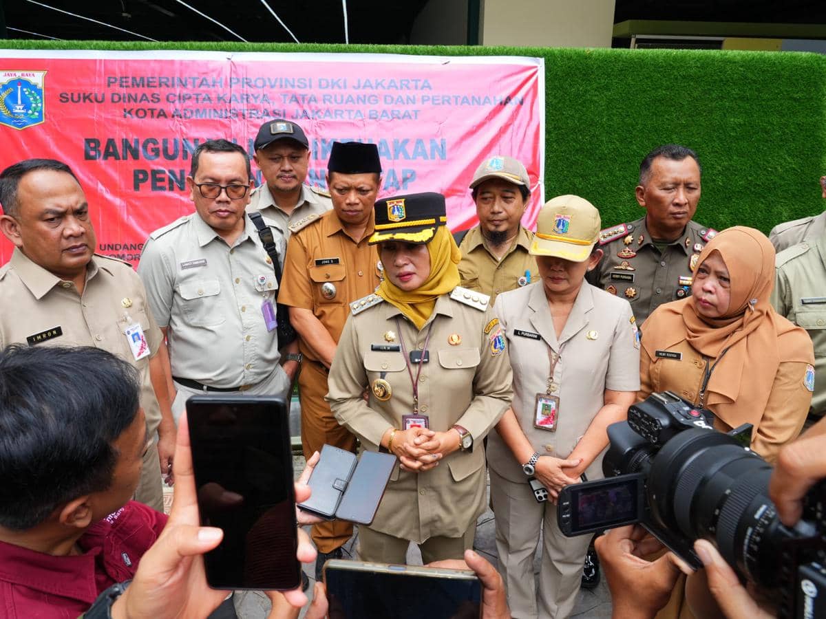 Pemkot Jakbar Segel Bangunan MMT Padel di SPB Kembangan