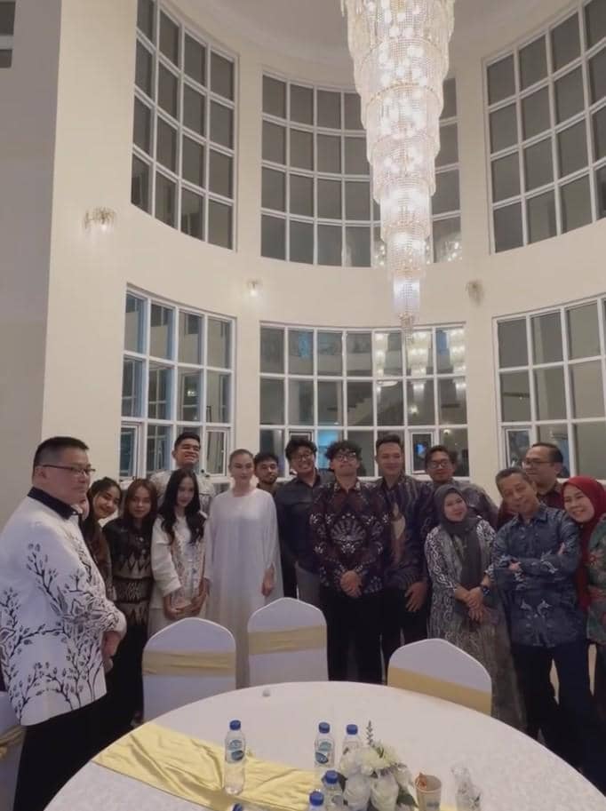 Agnez Mo Ikut Bukber di KJRI Dubai