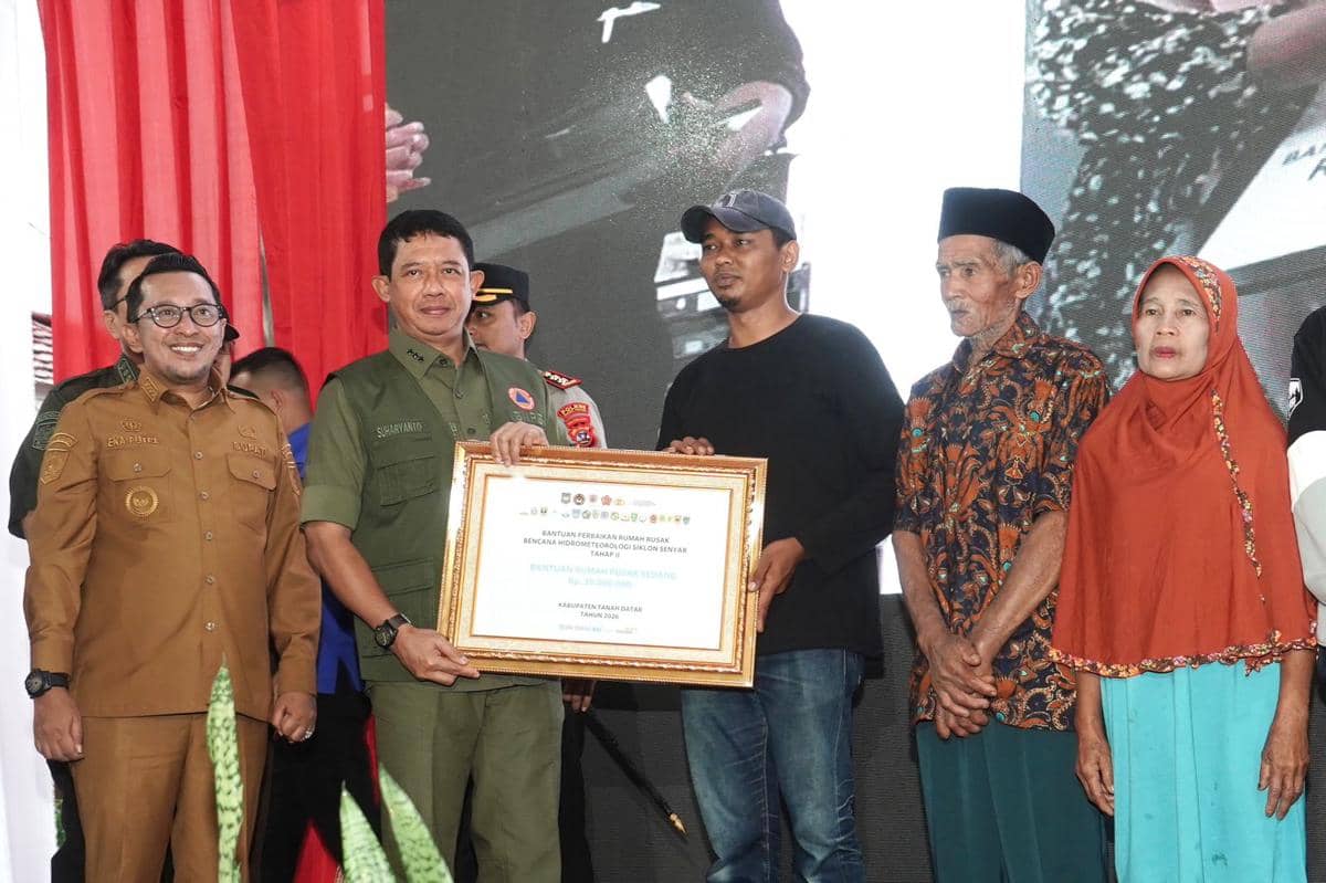 Kepala BNPB menyerahkan plakat bantuan kepada salah seorang warga di Tanah Datar