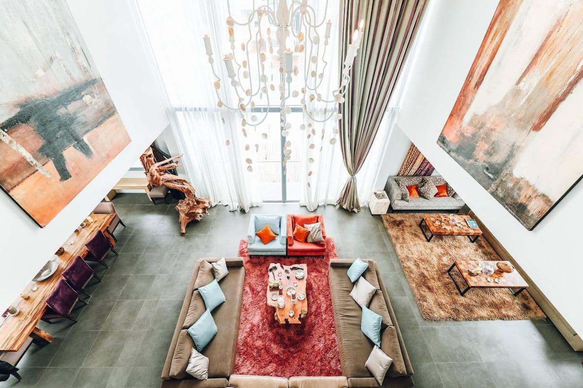 desain ruang keluarga high ceiling