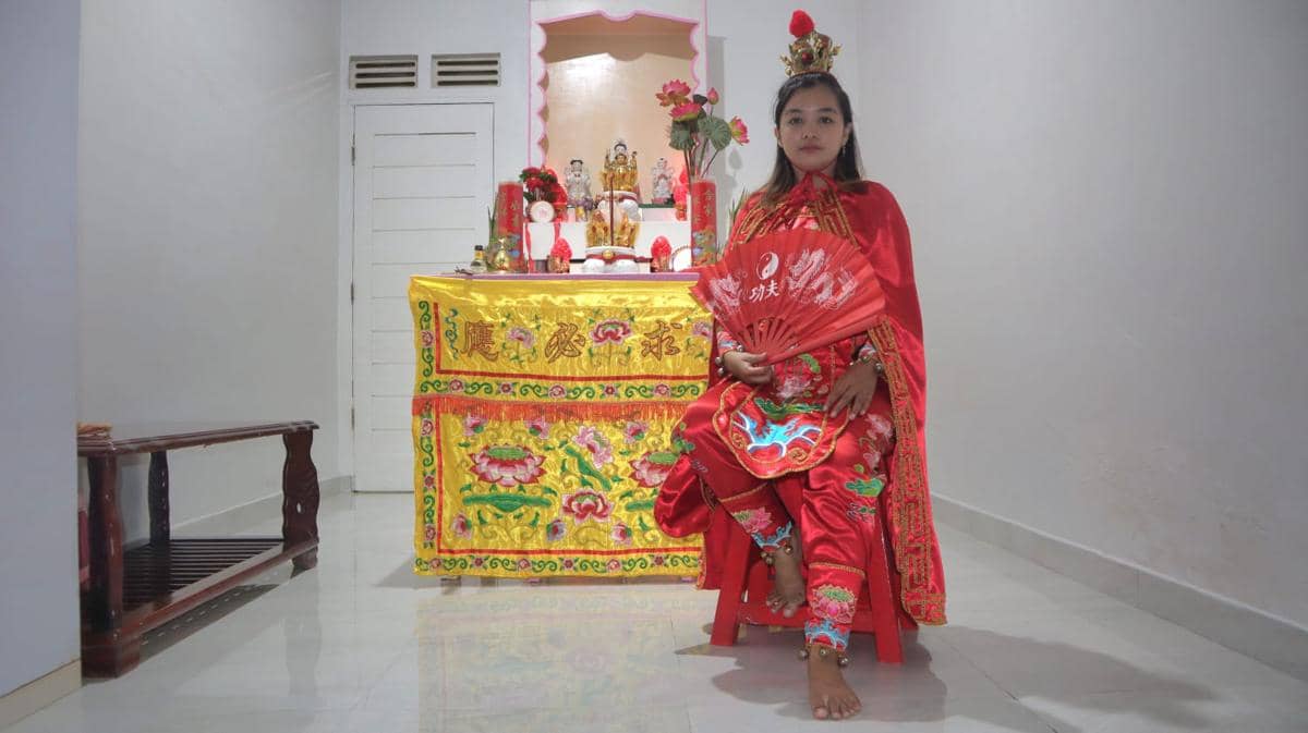 Wanita 21 tahun di Pontianak pilih jadi tatung.