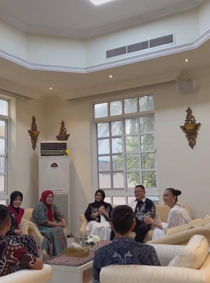 Agnez Mo Ikut Bukber di KJRI Dubai