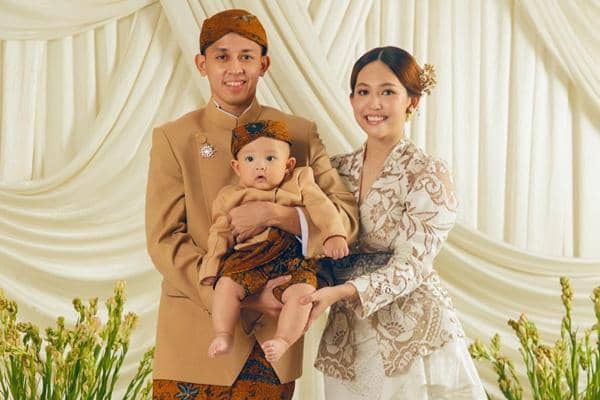 7 Potret Tedak Siten Baby Rayyen, Anak Pertama Rian Ardianto