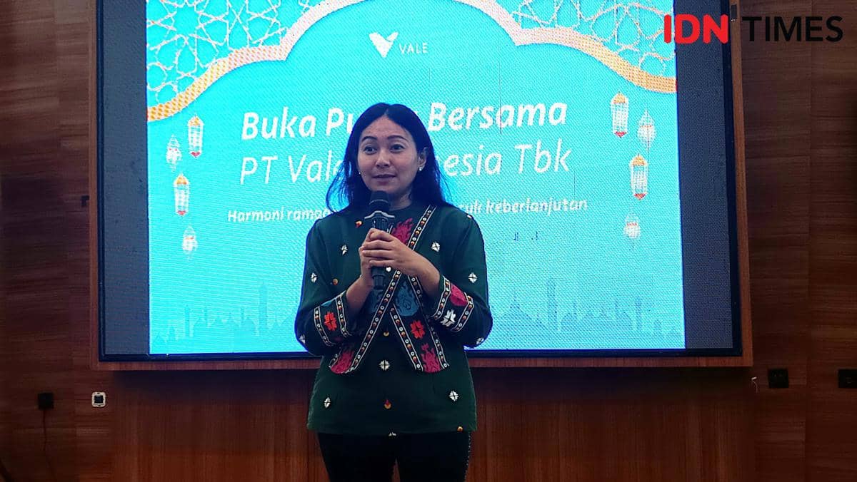 Head of Corporate Communication PT Vale Indonesia, Vanda Kusumaningrum, menyampaikan paparan kinerja perusahaan di tengah tekanan harga nikel global dalam kegiatan Breakfasting Discussion bersama media di Makassar, Senin (2/3/2026). IDN Times/Asrhawi Muin