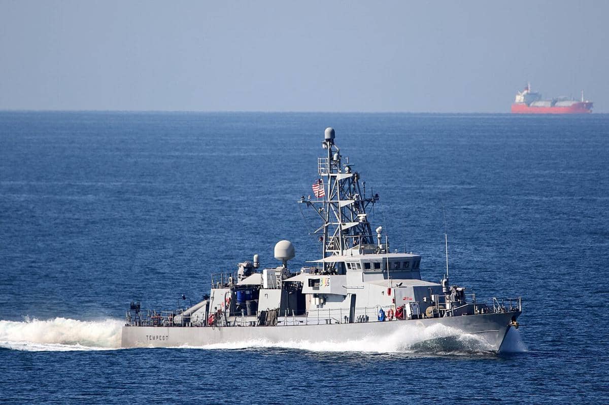 SELAT HORMUZ (2 Desember 2020) Kapal patroli pantai USS Tempest (PC 2) melintasi Selat Hormuz, 2 Desember 2020. Tempest dikerahkan ke wilayah operasi Armada ke-5 AS untuk mendukung operasi angkatan laut guna memastikan stabilitas dan keamanan maritim di Wilayah Tengah, yang menghubungkan Mediterania