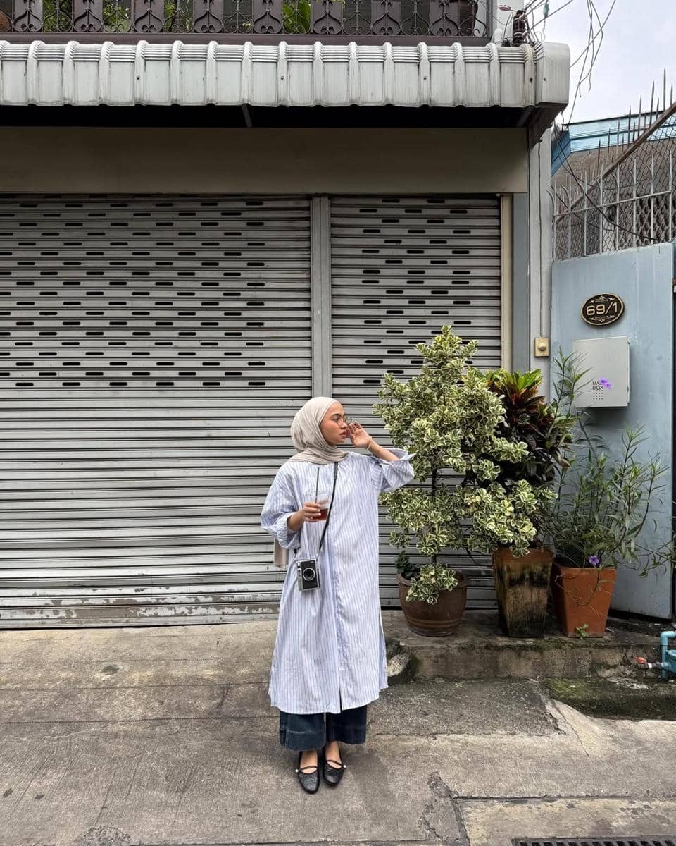 Outfit flat shoes hitam ala Maryam Nurul