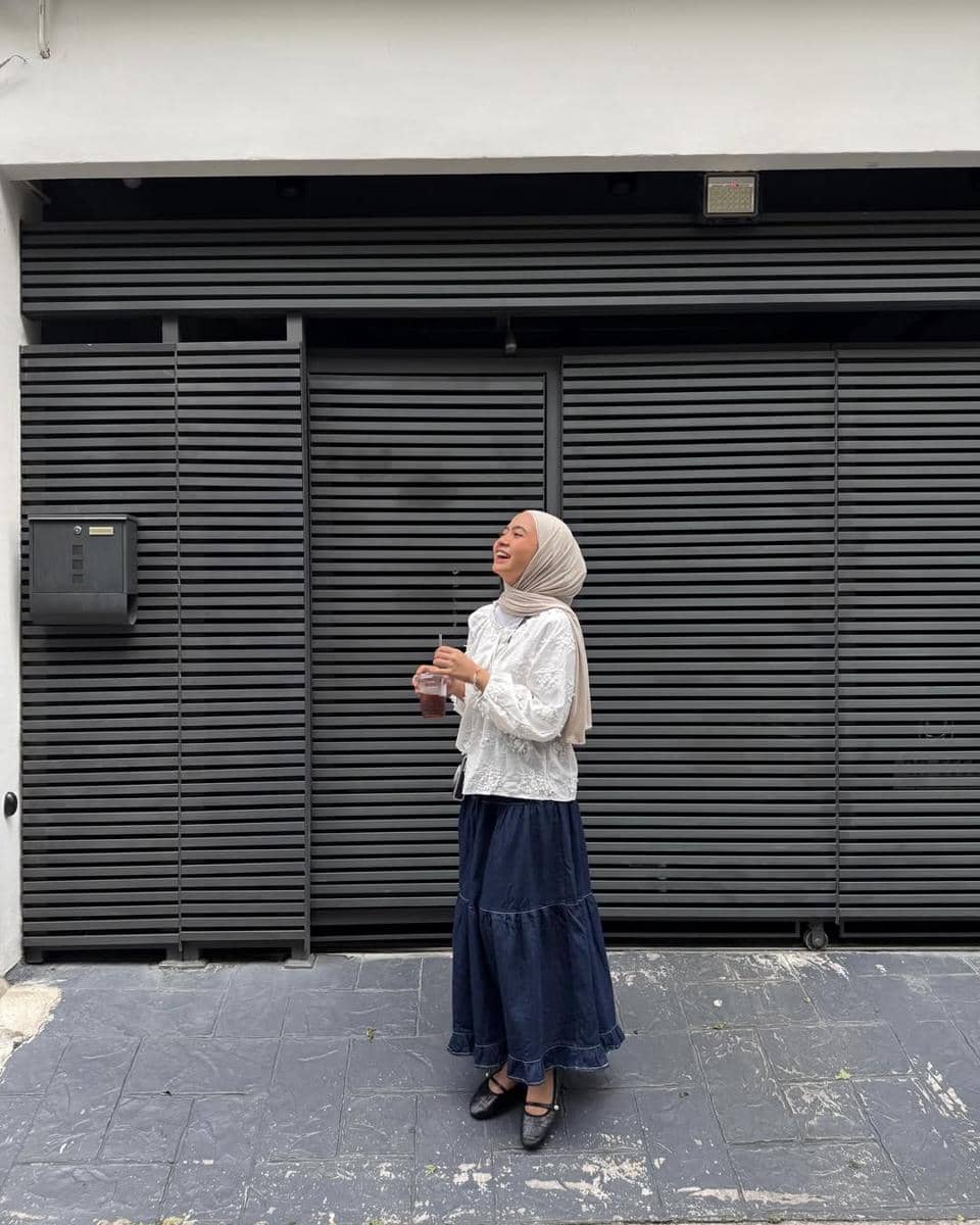 Gaya flat shoes hitam ala Maryam Nurul