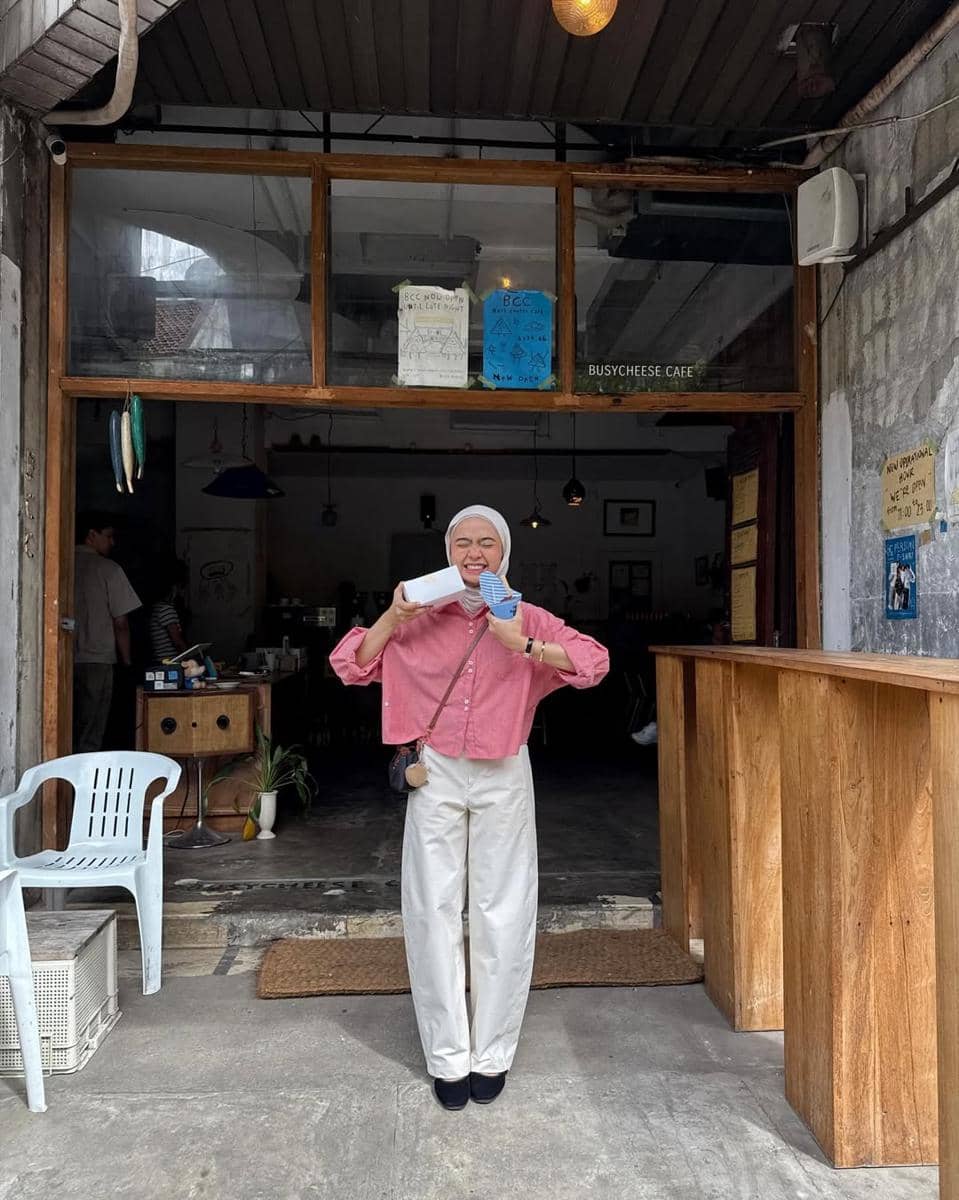 Style flat shoes hitam ala Maryam Nurul