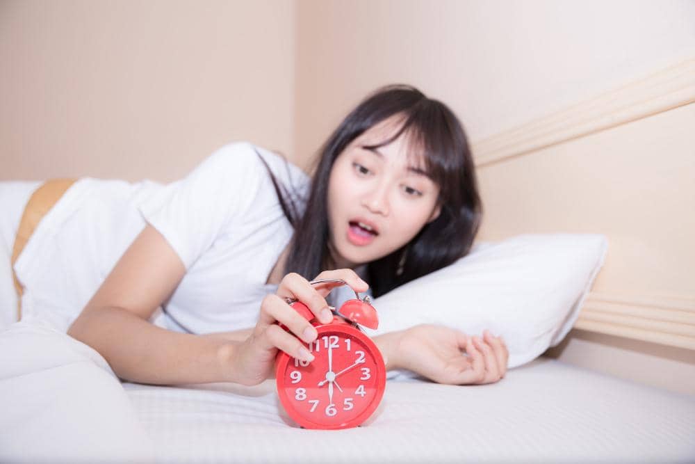 ilustrasi perempuan mematikan alarm
