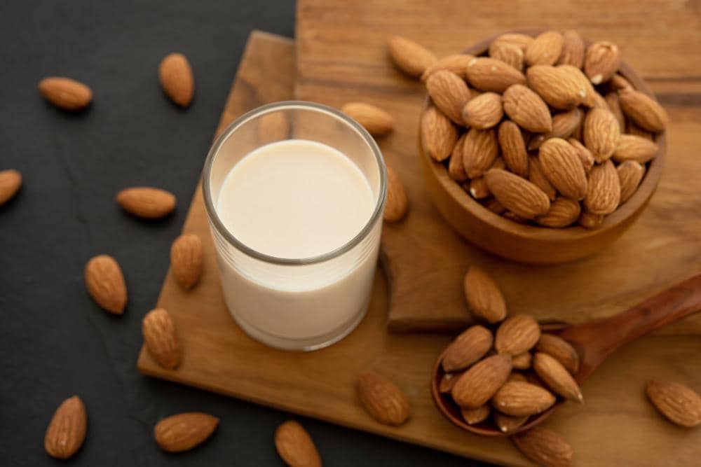 ilustrasi susu almond
