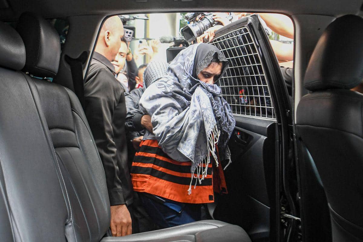 Bupati Pekalongan Fadia Arafiq memasuki mobil usai menjalani pemeriksaan di gedung KPK Merah Putih, Jakarta, Rabu (4/3/2026). KPK resmi menahan Fadia Arafiq usai terjaring Operasi Tangkap Tangan (OTT) dengan dugaan tindak pidana korupsi pengadaan barang dan jasa (PBJ) outsourcing di lingkungan Pemka