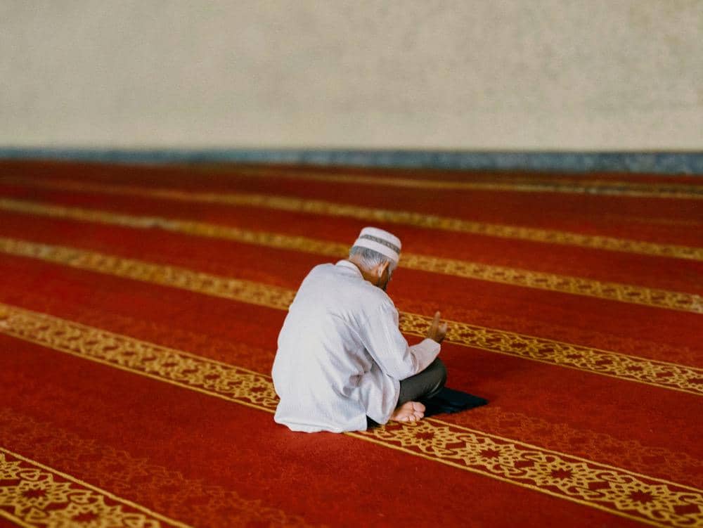 seorang pria tua sedang berdoa