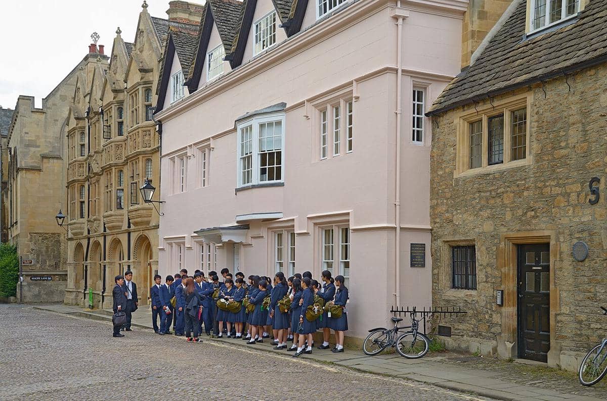 Sekelompok mahasiswa China di Merton Street, Oxford, Inggris.  (Ввласенко, CC BY-SA 3.0, via Wikimedia Commons)