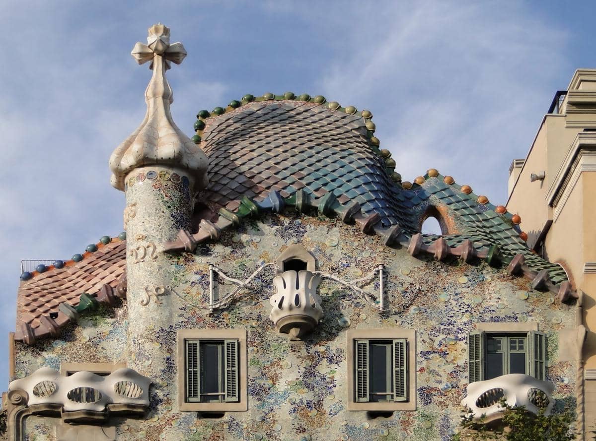 potret atap Casa Batlló yang menyerupai punggung naga