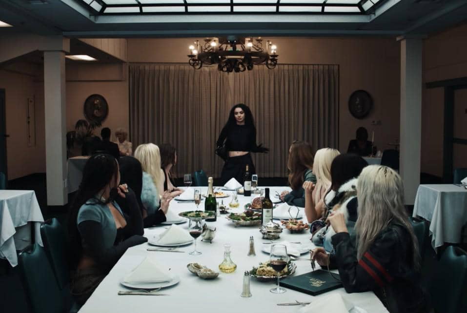 cuplikan MV 360 dari Charli xcx