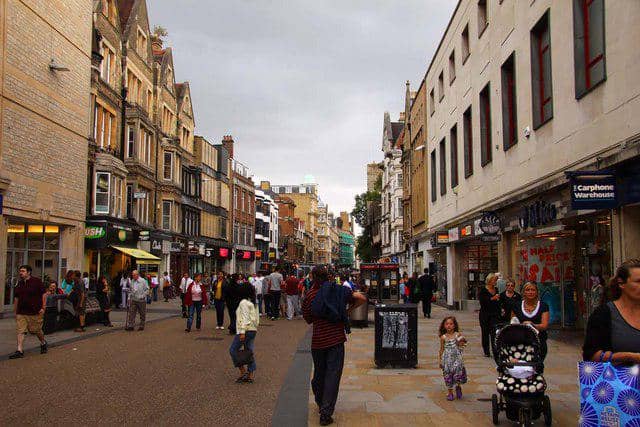 Cornmarket Street, Oxford, Inggris: pemandangan menghadap ke utara menuju Magdalen Street. (Steve Daniels / Cornmarket Street in Oxford)