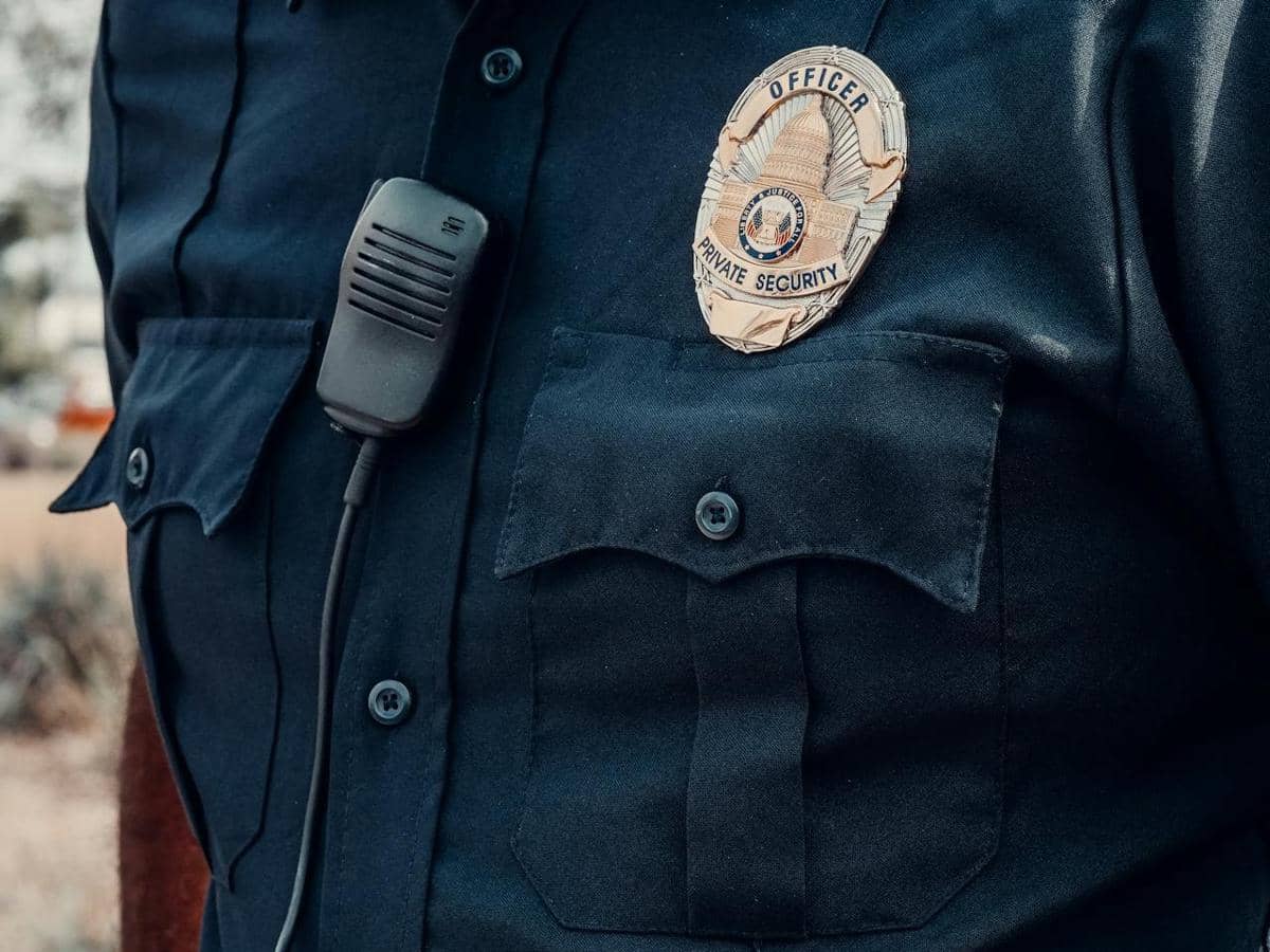 Polisi sedang bertugas di lapangan.