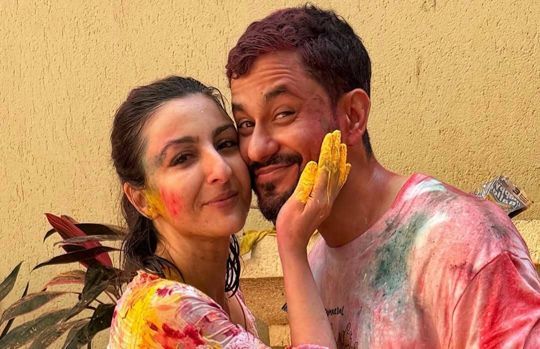 10 Potret Romantis Artis India Rayakan Holi 2026 Bareng Pasangan