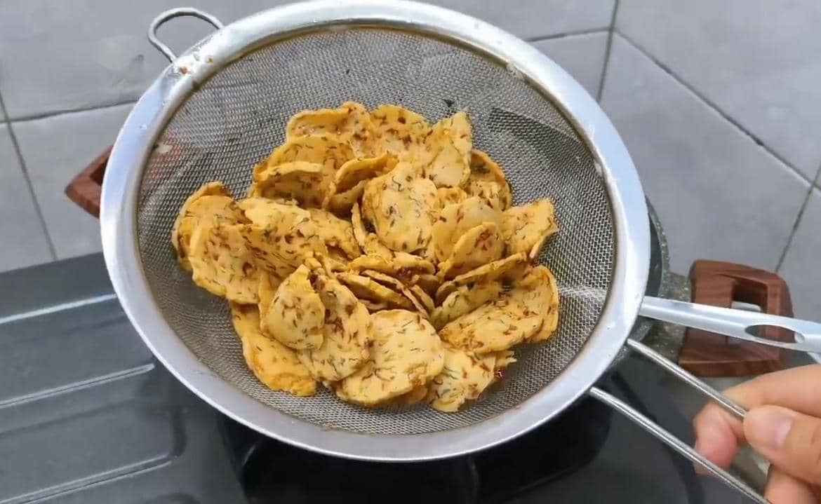 ilustrasi menggoreng keripik bawang