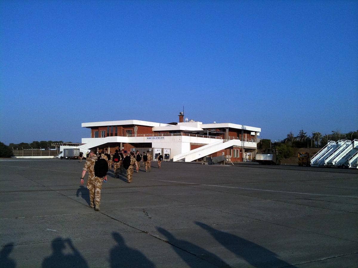 Gedung Terminal 1 di pangkalan udara RAF Akrotiri. Di bagian depan terlihat para anggota pasukan cadangan Angkatan Laut.