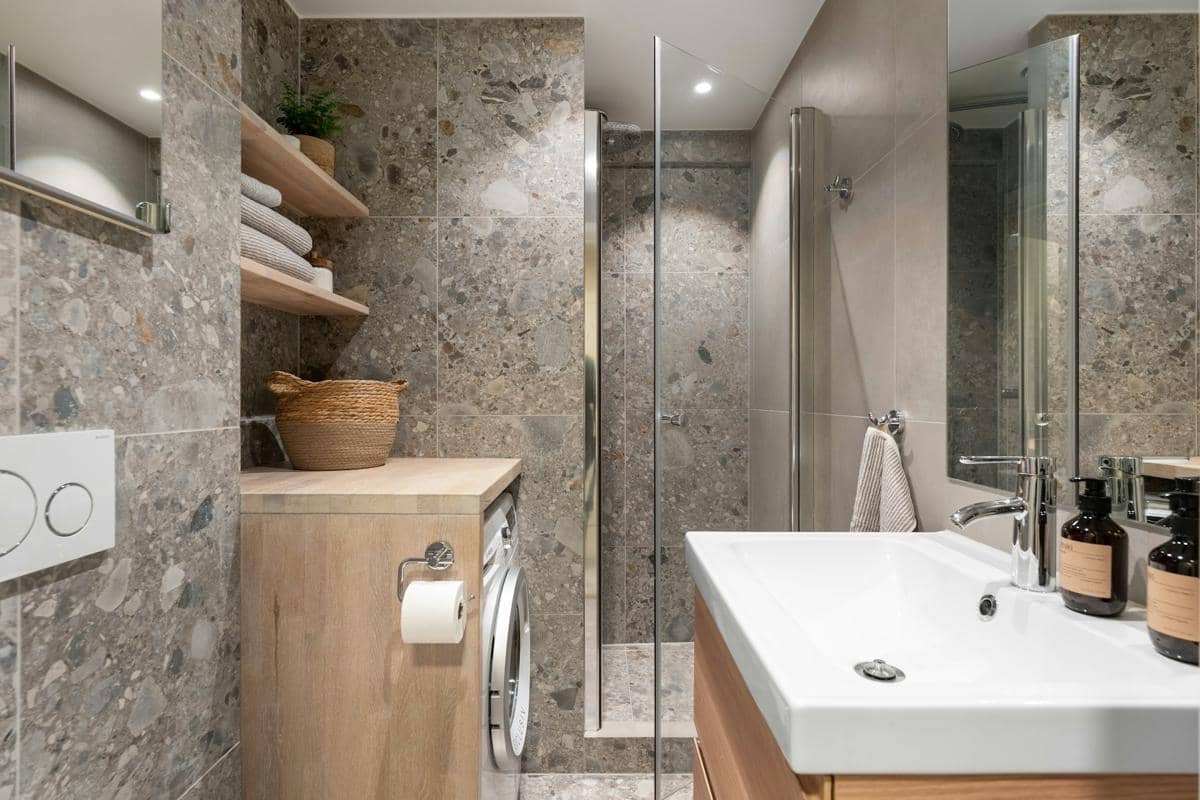 ilustrasi interior kamar mandi gaya natural stone