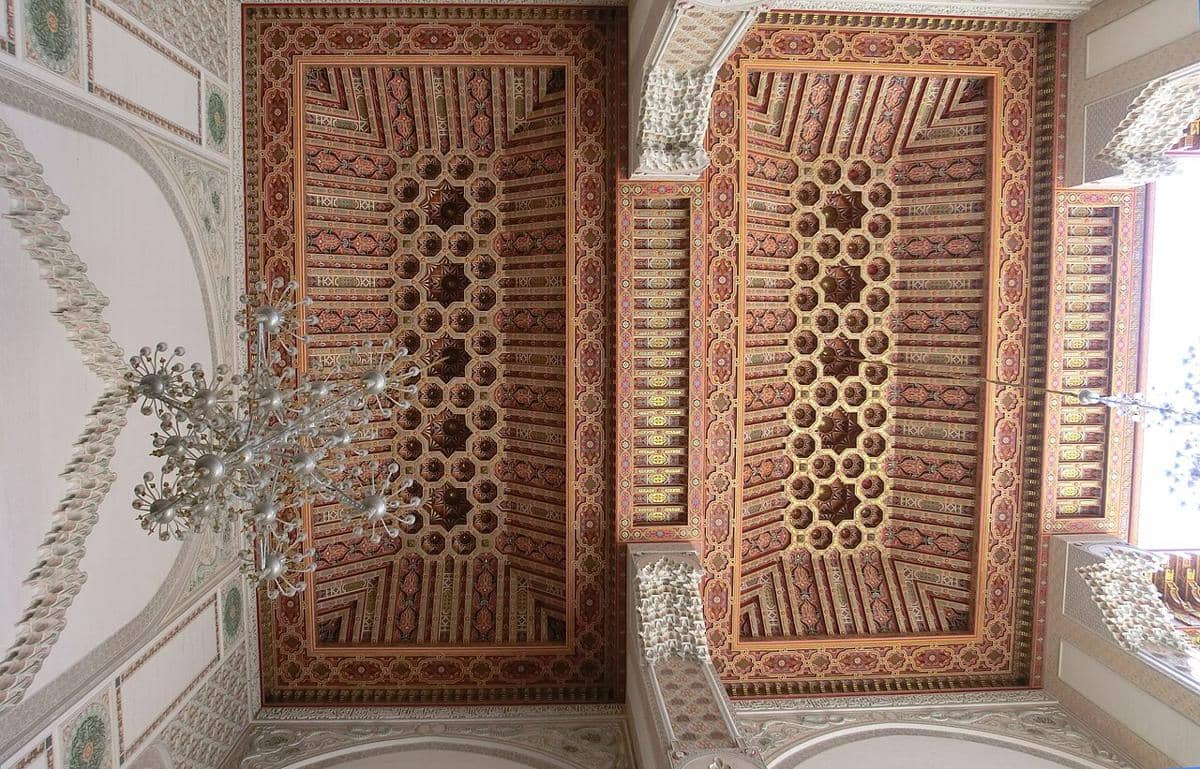 Langit-langit berukir tradisional Maroko di Masjid Hassan II di Casablanca, Maroko. 