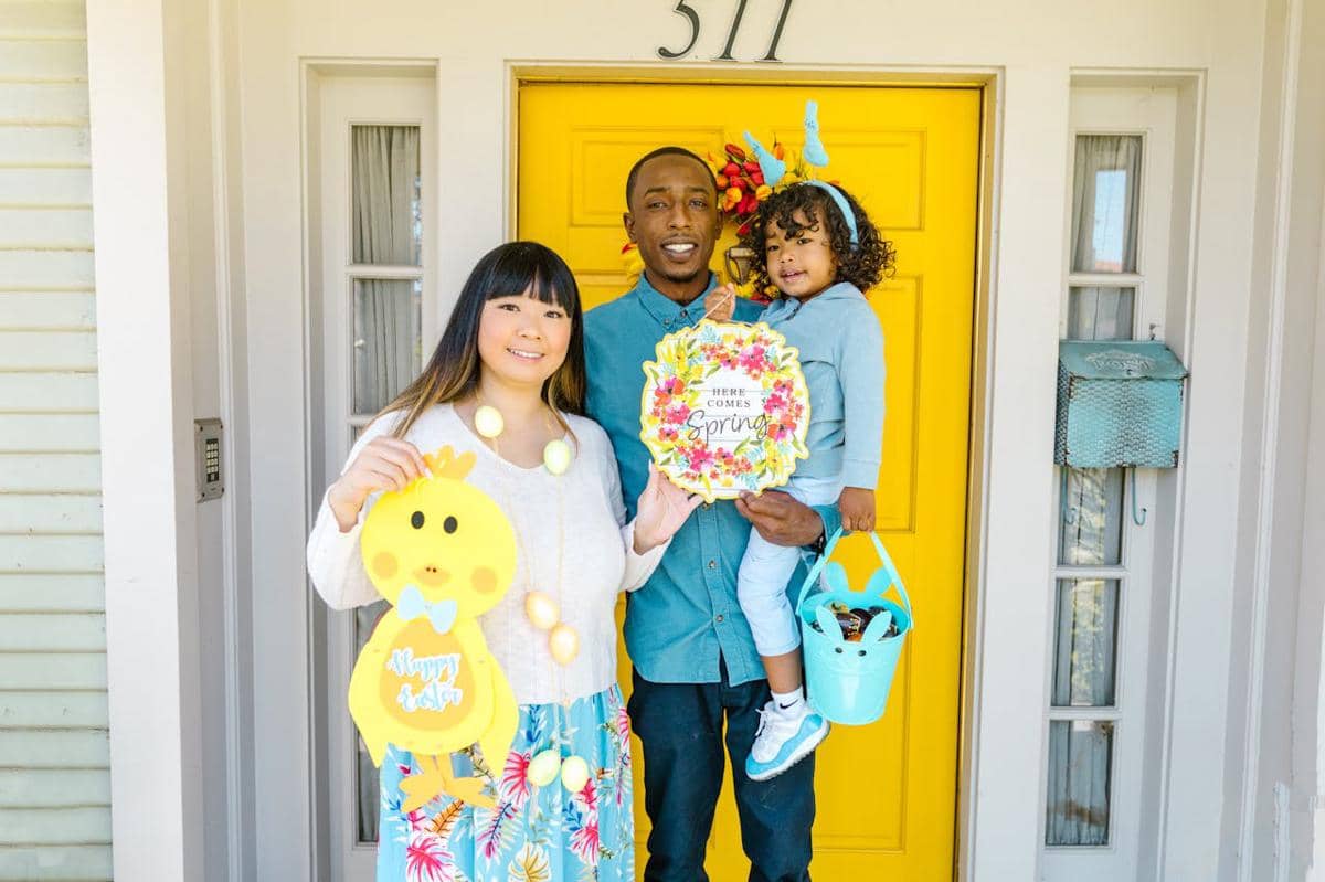 ilustrasi pintu depan rumah warna kuning