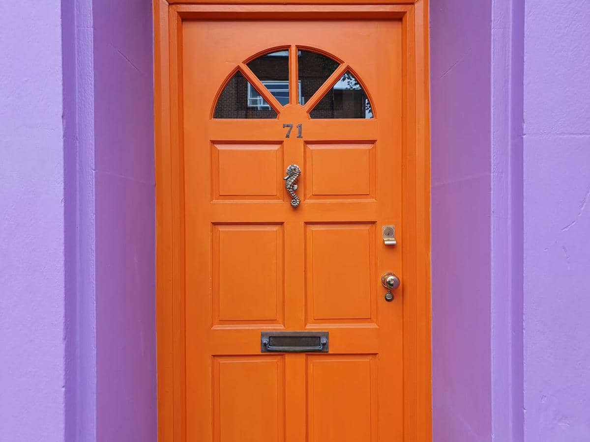 ilustrasi pintu depan rumah warna oranye