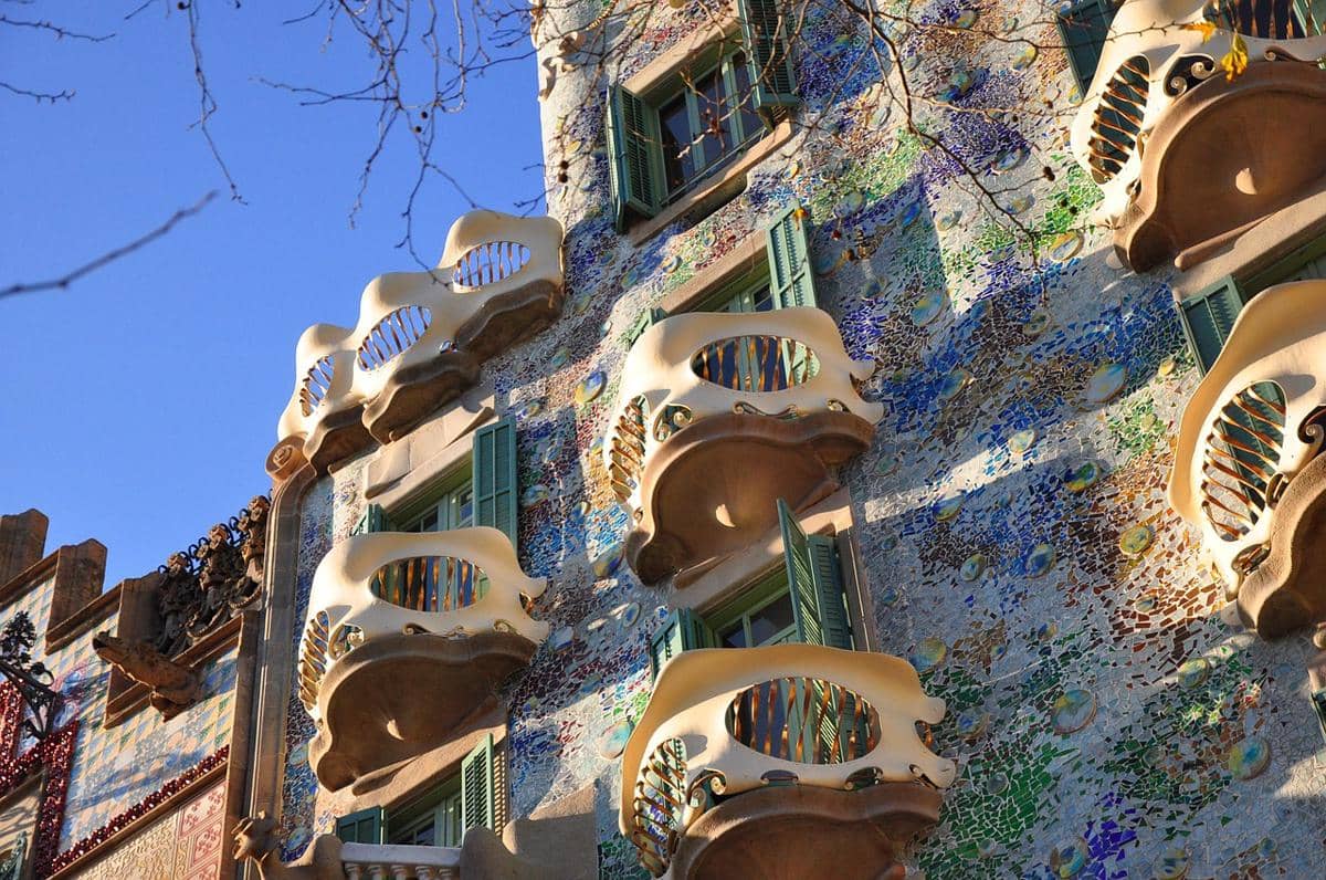 potret balkon Casa Batlló yang menyerupai tengkorak, asal mula julukan “House of Bones”