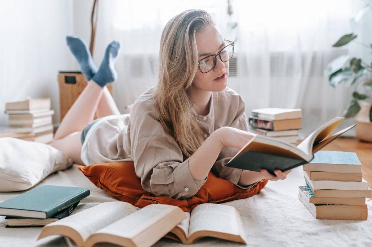 7 Alasan Buku Bisa Menjadi Terapi Sunyi yang Menenangkan Diri