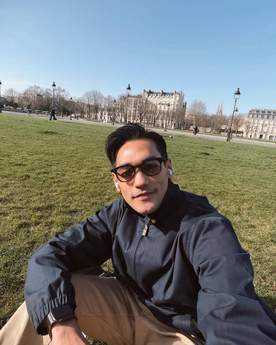 Afgan saat bersantai di halaman Hôtel des Invalides, Paris