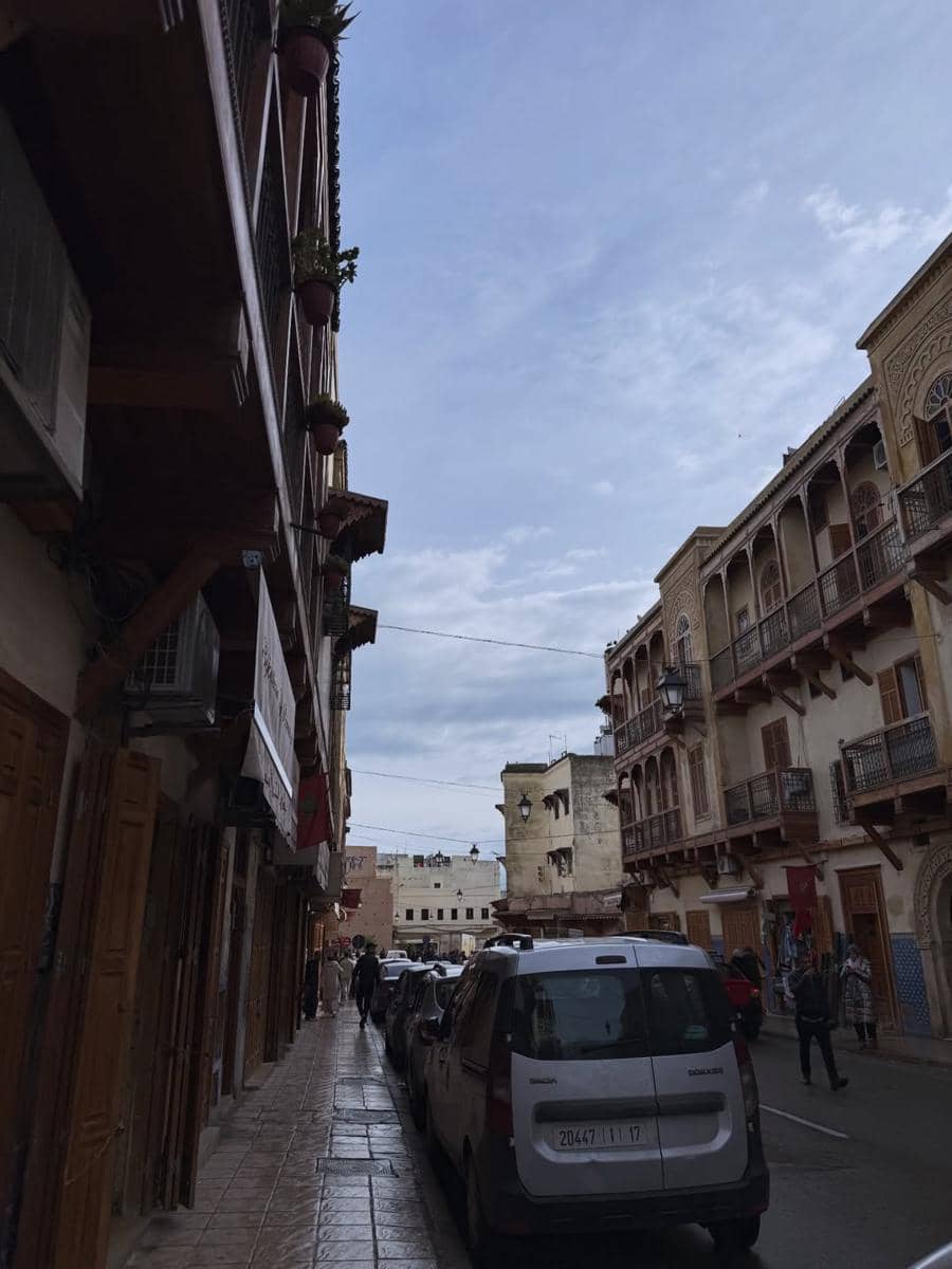 Ricky Harun dan Herfiza saat jalan-jalan di Kota Fez.