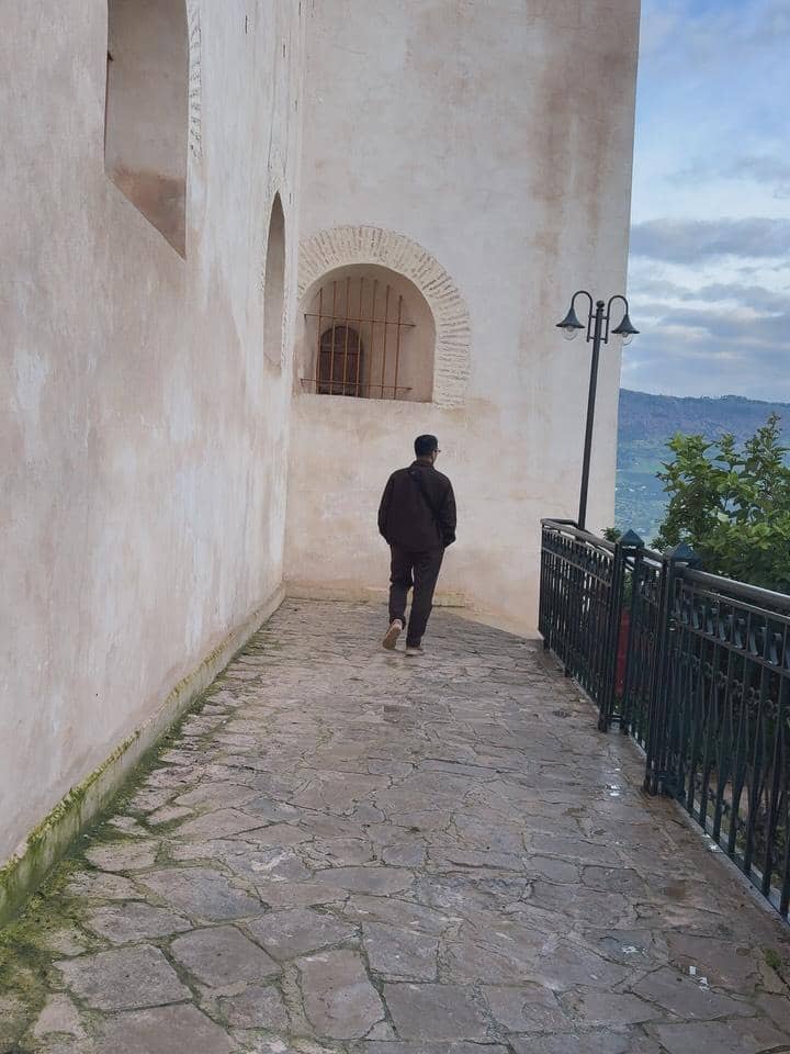 Ricky Harun dan Herfiza saat jalan-jalan di Kota Fez