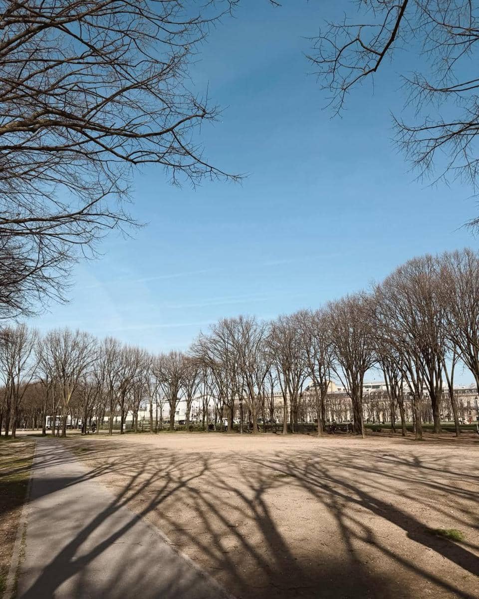 Afgan saat bersantai di halaman Hôtel des Invalides, Paris