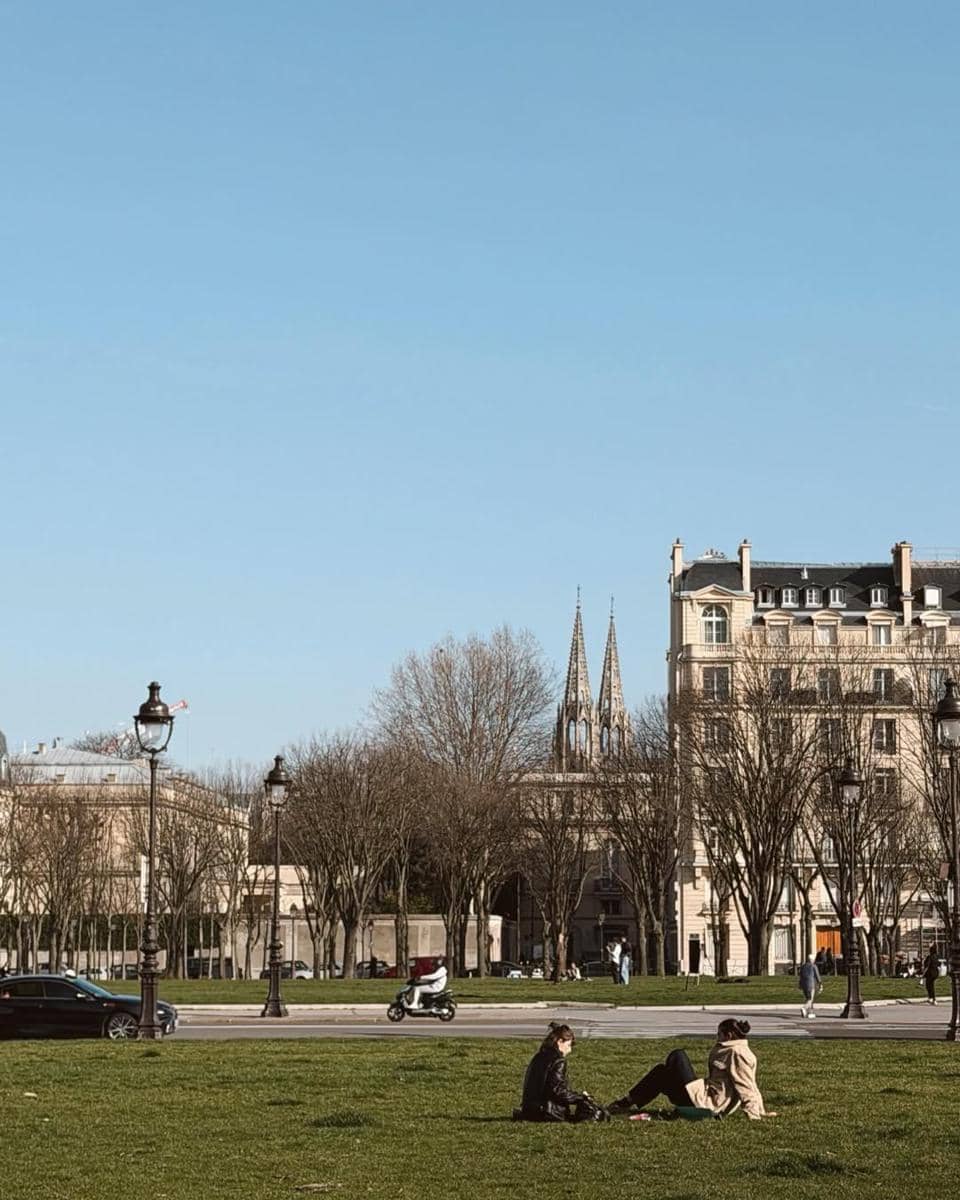 Afgan saat bersantai di halaman Hôtel des Invalides, Paris