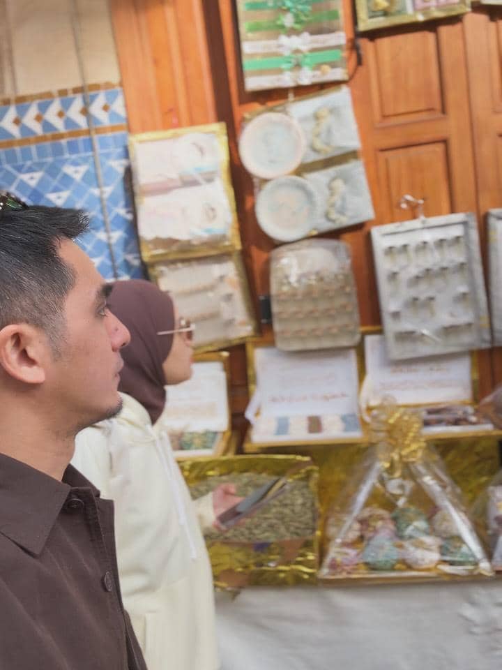Ricky Harun dan Herfiza saat jalan-jalan di Kota Fez