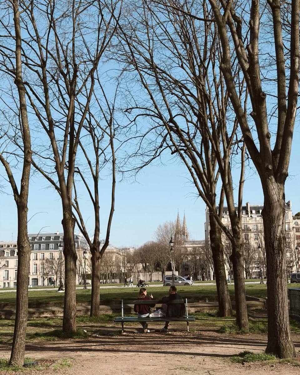 Afgan saat bersantai di halaman Hôtel des Invalides, Paris