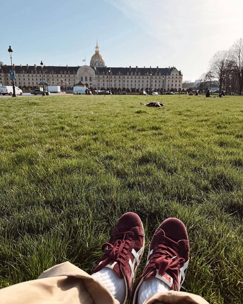 Afgan saat bersantai di halaman Hôtel des Invalides, Paris