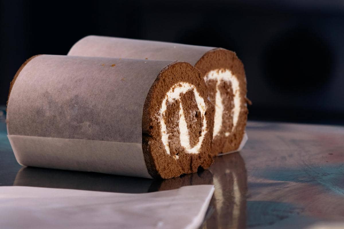 ilustrasi bolu gulung cokelat