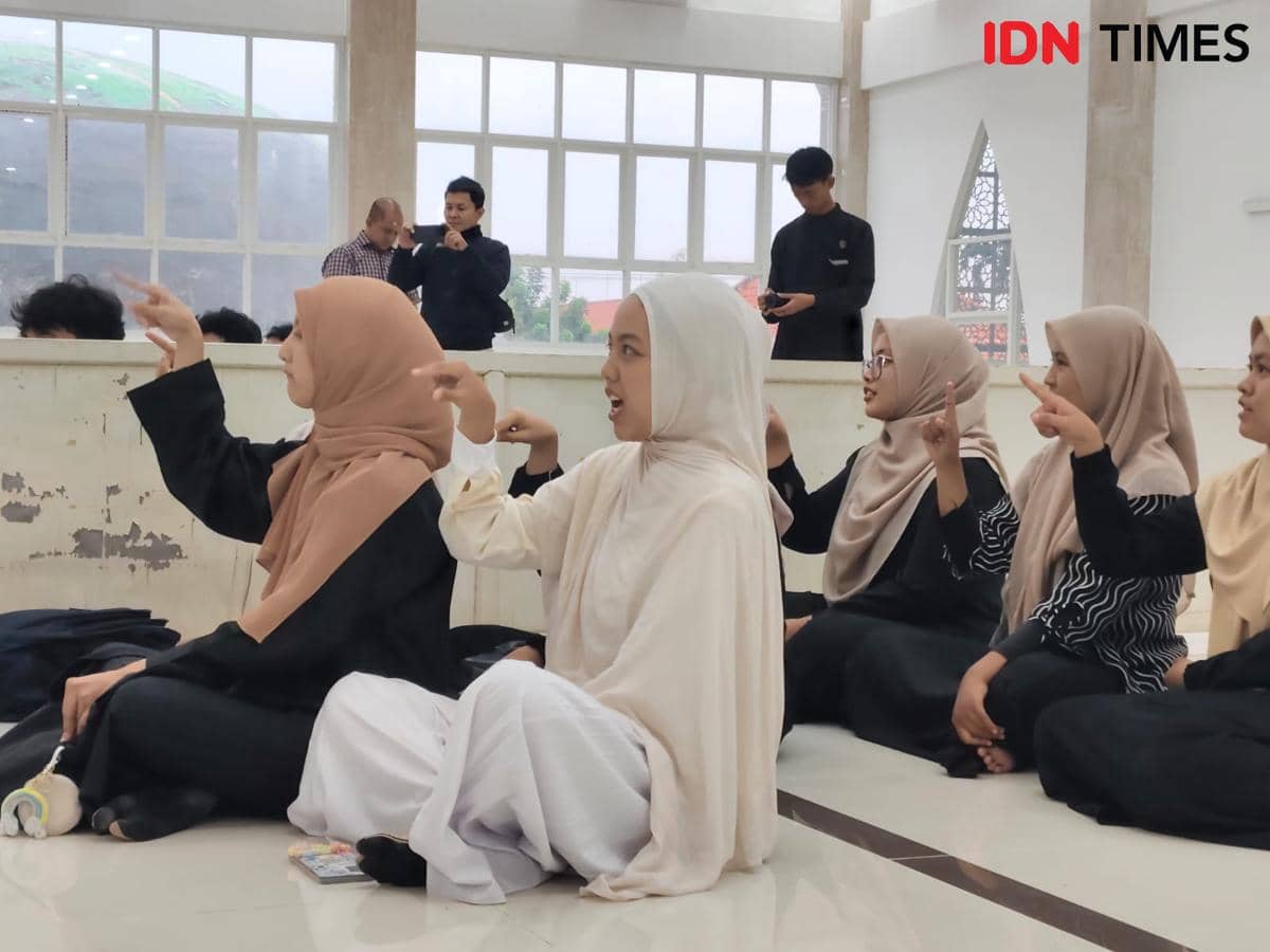 Belajar Tanpa Batas: Hangatnya Ngaji Bahasa Isyarat di Unesa