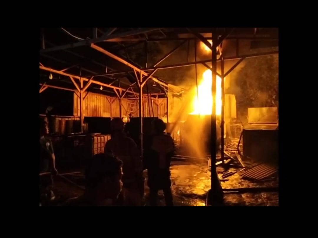Korsleting Listrik, Api Lalap Gudang BBM Diduga Ilegal di Lamsel