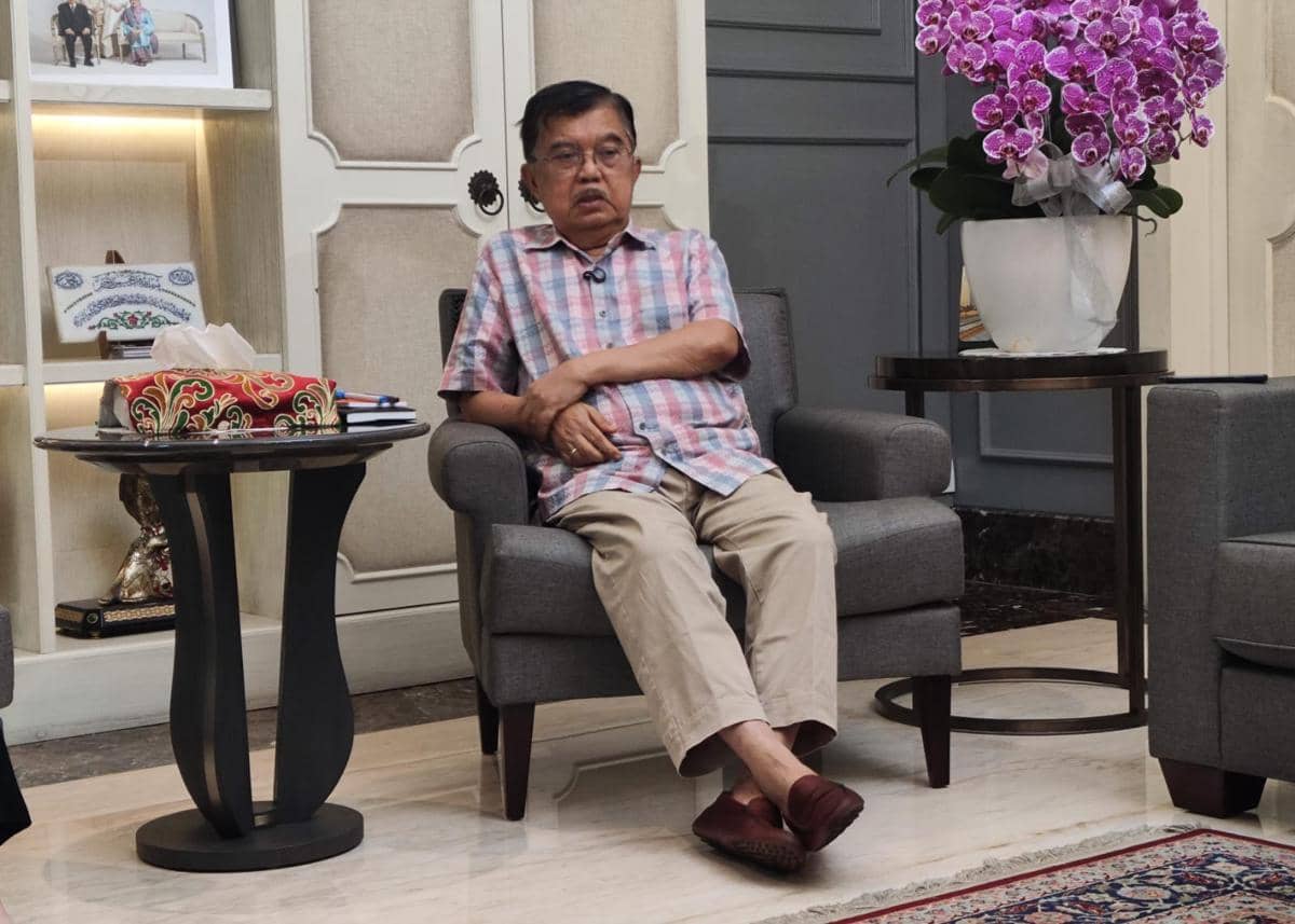 Wakil Presiden ke-10 dan 12 RI, Jusuf Kalla (JK) dalam acara Ngobrol Seru by Pemimpin Redaksi IDN Times, Uni Lubis di rumah pribadi JK, Kebayoran Baru, Jakarta Selatan, Rabu (4/3/2026).