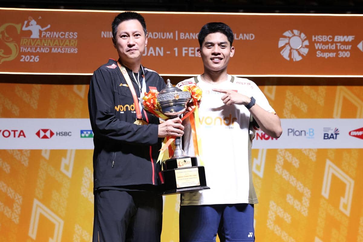 Tunggal putra M. Zaki Ubaidillah bersama pelatih, Indra Widjaja usai menjuarai Thailand Masters 2026