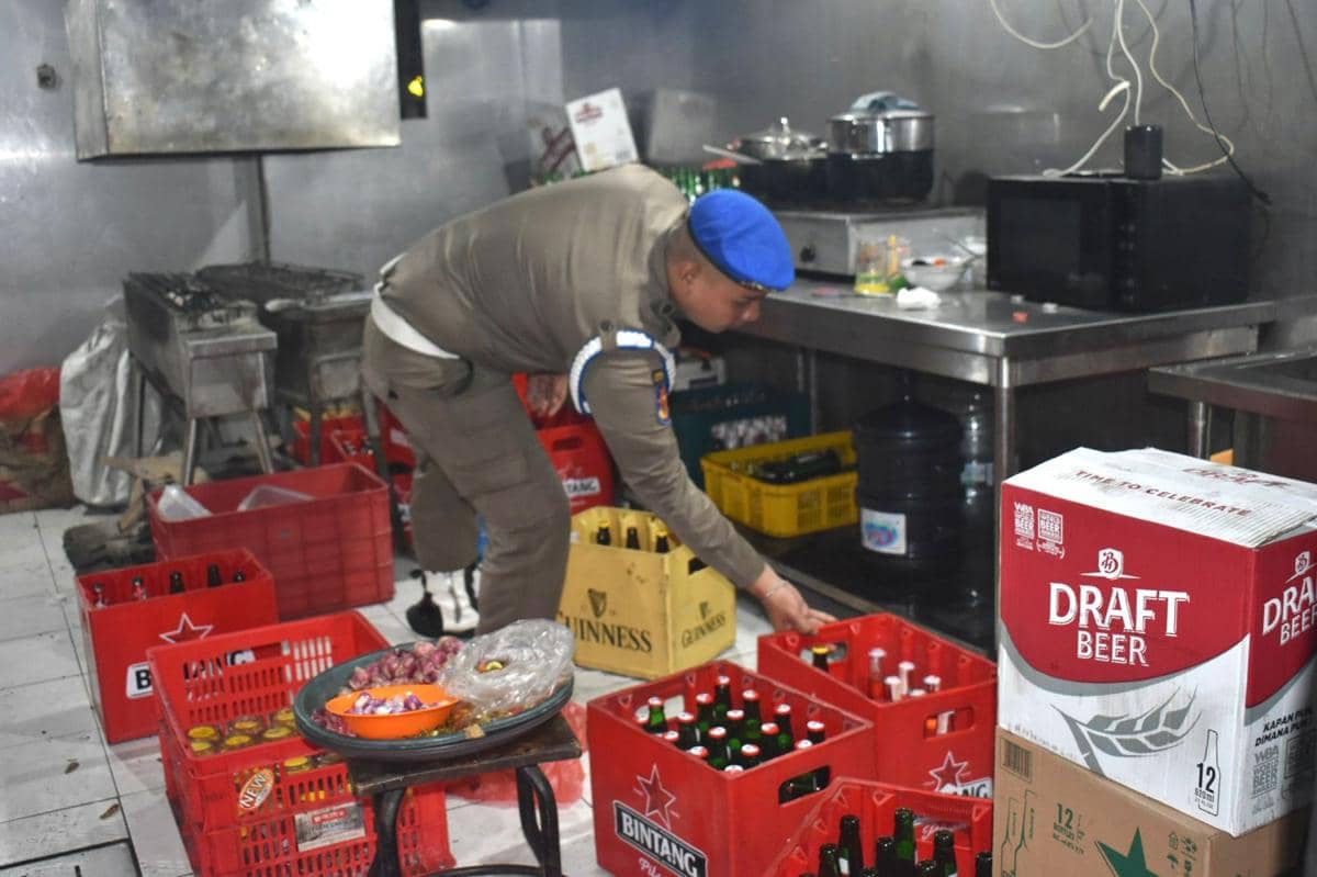 Nekat Jual Minuman Alkohol Saat Ramadan, Satpol PP Surabaya Sita 66 Botol Miras